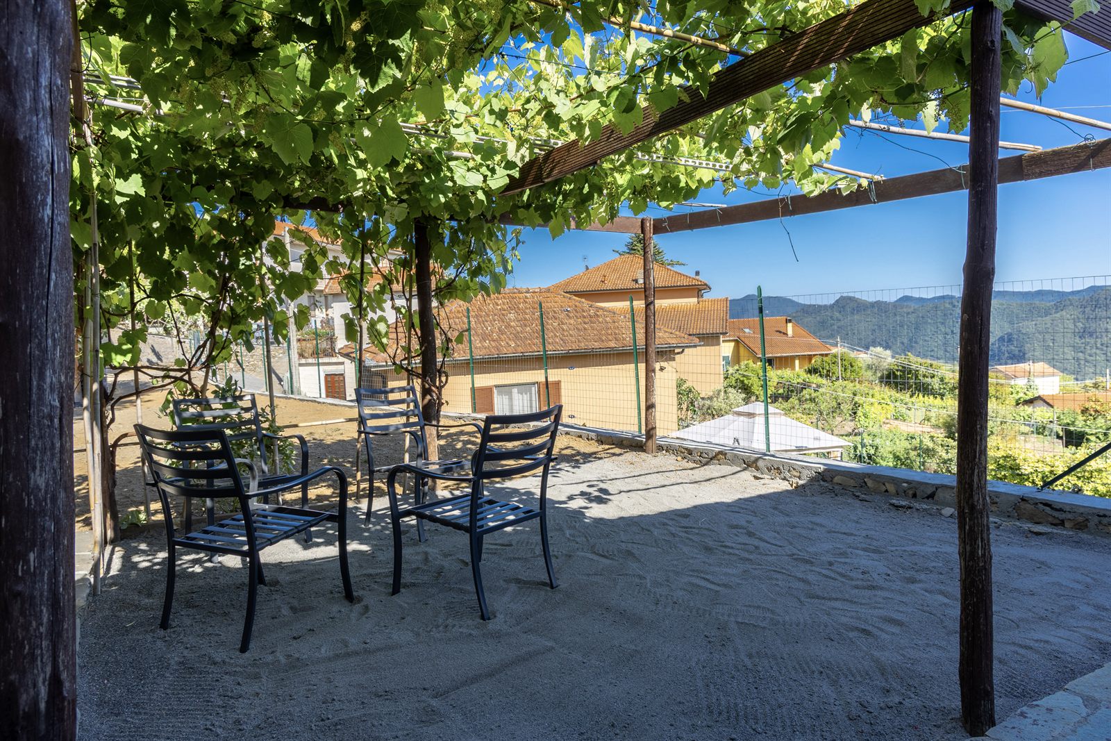 Giardino e pergolato di Casa Serenità